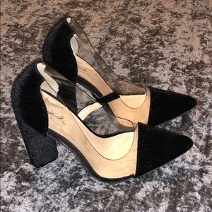 Worn 2-3 times! In great condition 💗